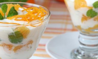 Graikiškas jogurtas su apelsinais ir šviežiomis mėtomis