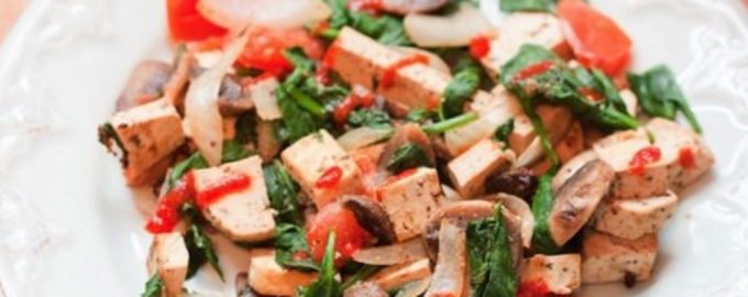 Tofu su pievagrybiais ir daržovėmis