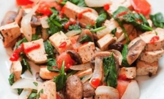 Tofu su pievagrybiais ir daržovėmis