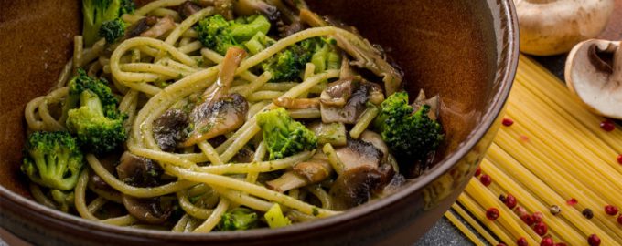 Spagečiai su brokoliais, pievagrybiais ir pesto padažu