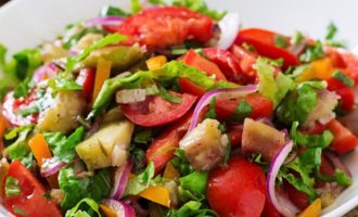 Salotos su baklažanais ir vyšniniais pomidorais