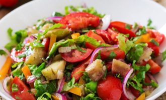 Salotos su baklažanais ir vyšniniais pomidorais