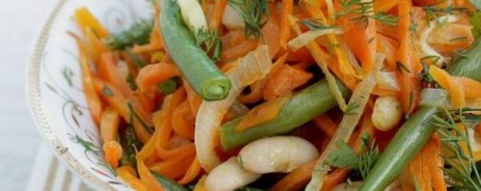 Šiltos pupelių ir morkų salotos