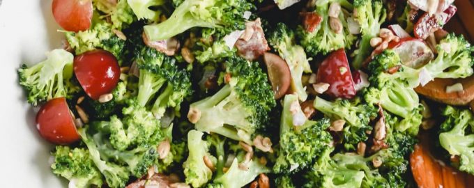 Brokolių salotos su šonine, svogūnais,vynuogėmis ir saulėgrąžomis