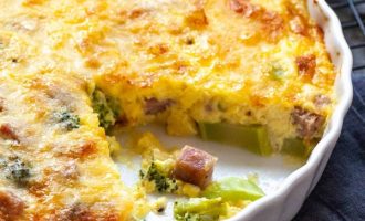 Brokolių, kumpio ir sūrio apkepas