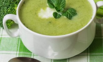 Trinta brokolių sriuba su mėtomis ir rikotos sūriu