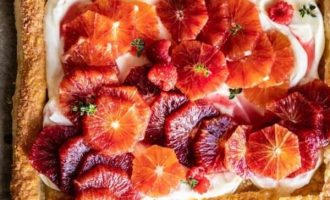Pyragas su raudonaisiais apelsinais ir kremu