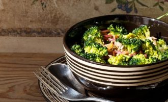 Šviežios brokolių ir vytinto kumpio salotos su razinomis