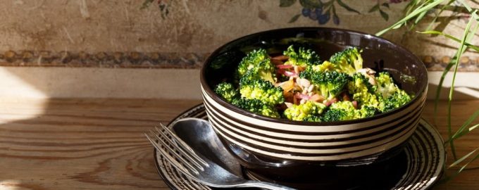 Šviežios brokolių ir vytinto kumpio salotos su razinomis