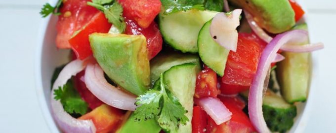 Pomidorų, avokadų ir rausvųjų svogūnų salotos