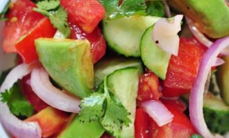 Pomidorų, avokadų ir rausvųjų svogūnų salotos