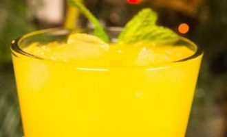 Alkoholinis mangų ir ananasų kokteilis