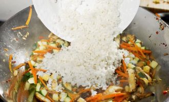 Kiniški kepti ryžiai su kiaušiniu ir daržovėmis