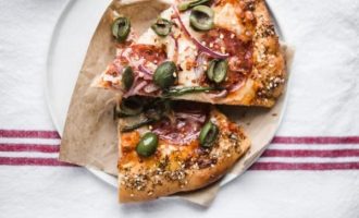 Naminė pica su saliamiu ir alyvuogėmis