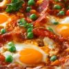 Kiaušinienė su pomidorais, dešra ir šonine