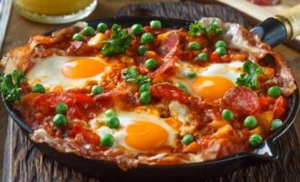 Kiaušinienė su pomidorais, dešra ir šonine