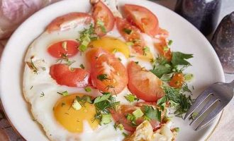 Kiaušinienė su pomidorais ir prieskoniais