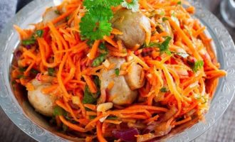 Marinuotų pievagrybių ir korėjietiškų morkų salotos